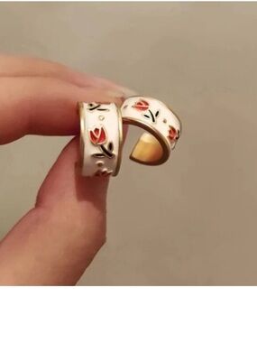 Enamel & gold floral hoops ✨🌷